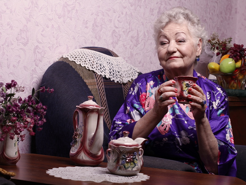 Бабушка мужа и квартира. Бабушка пьет чай. Старушки за чаем. Бабушка с чаем. Чаепитие у бабушки.